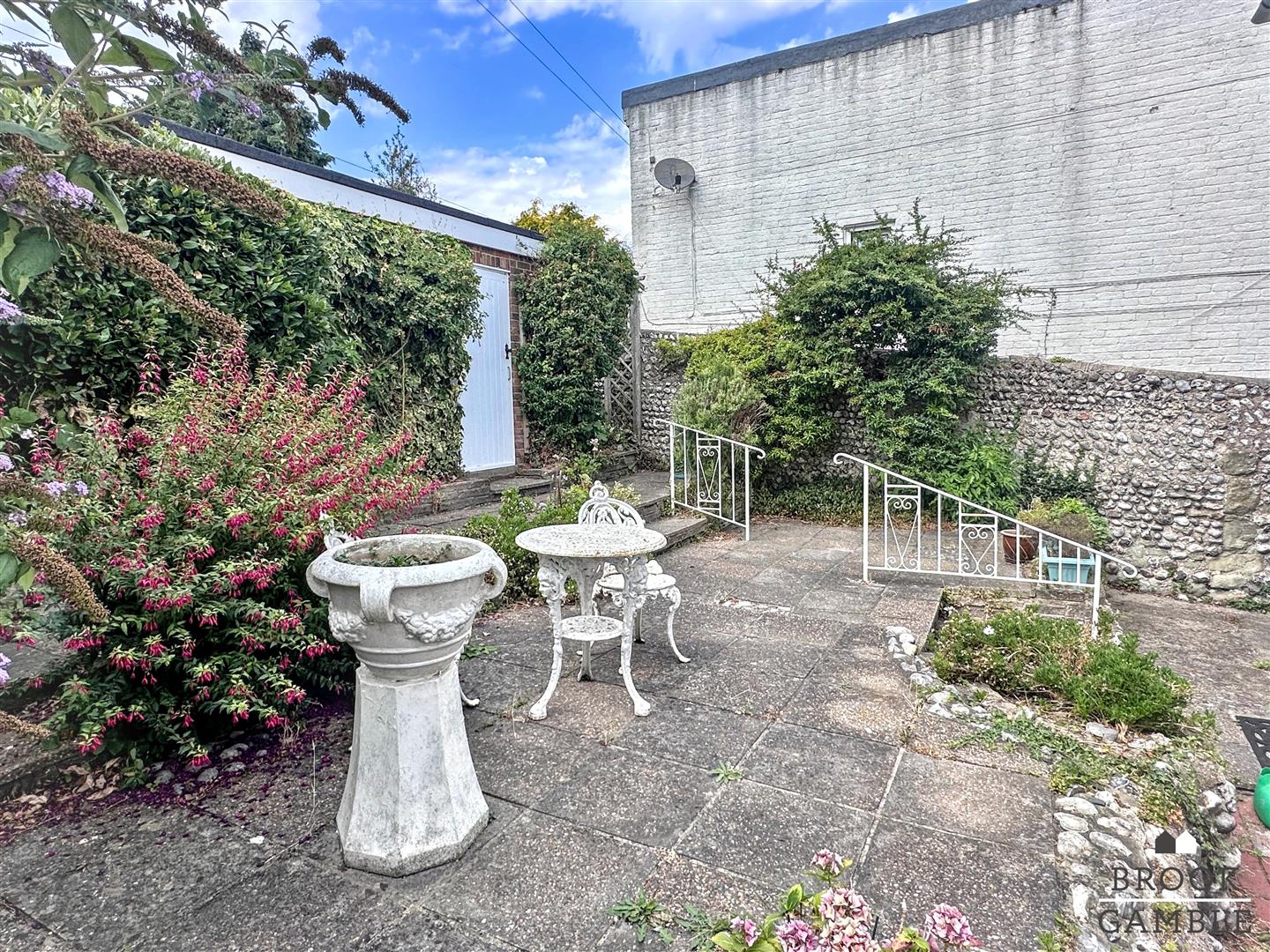 3 Bedroom House. Church Lane in Eastbourne, 29